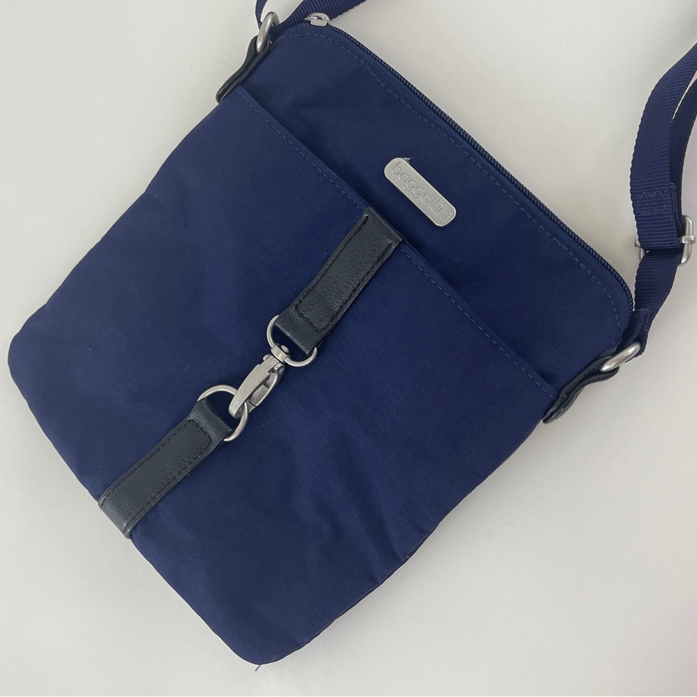 NWOT Baggallini Blue Lightweight Organizer Crossbody Bag